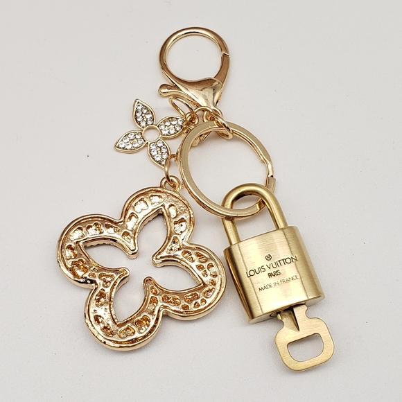 Louis Vuitton Gold Lock 🔑 Authentic LV Padlock + Unbranded Clover Bag Charm - Picture 6 of 10